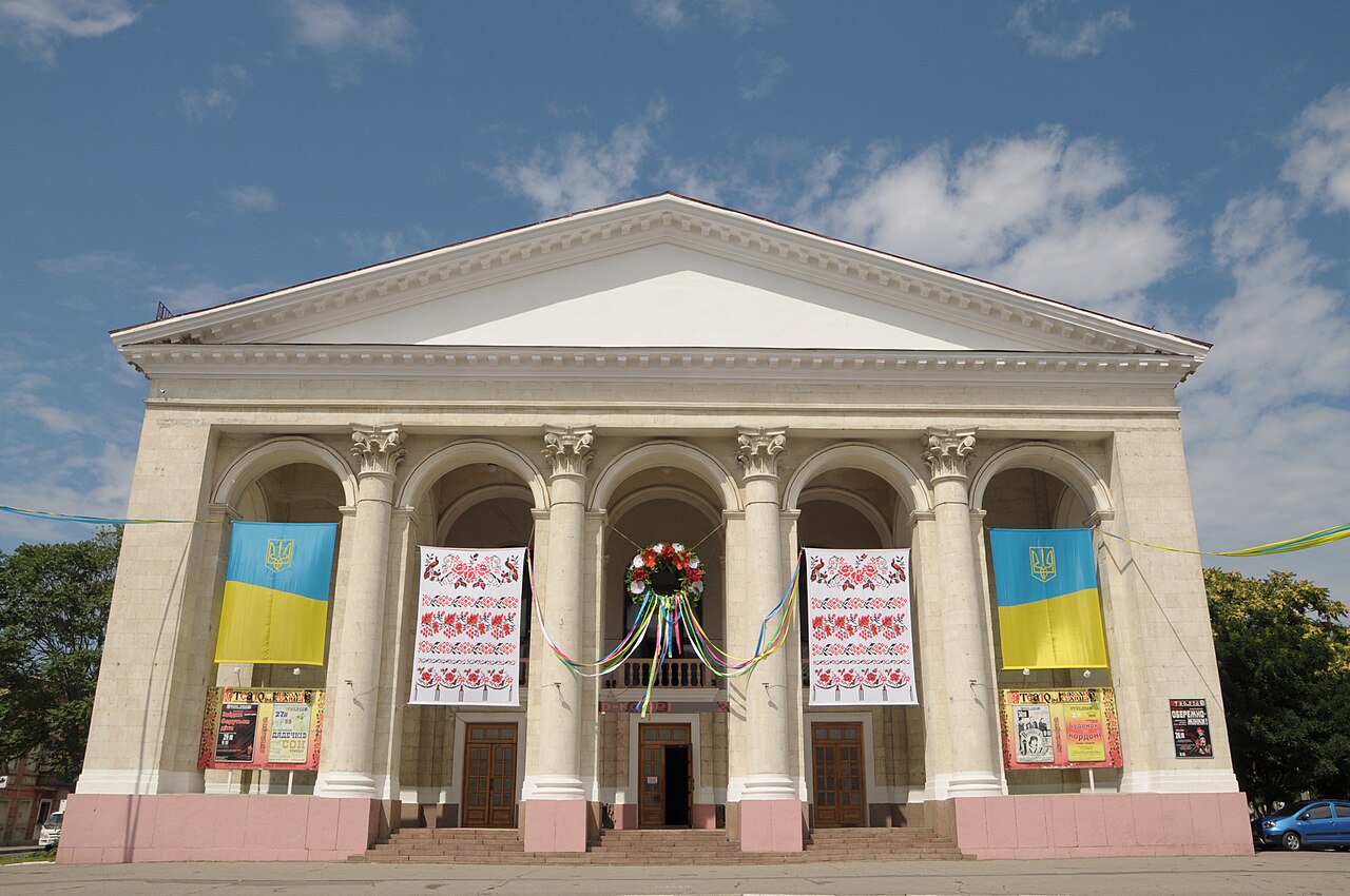 Директора та артистку херсонського театру імені М.Куліша відзначили державними нагородами