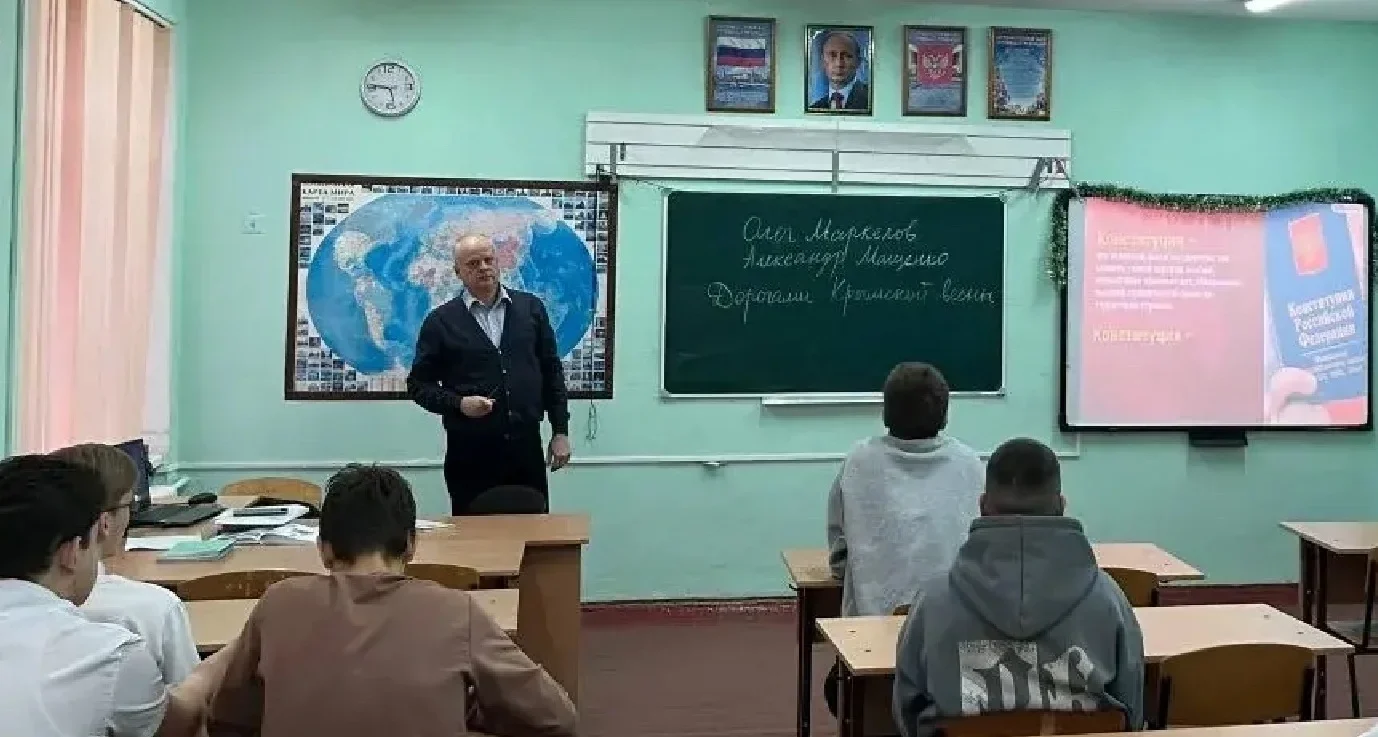 Каховський ексчиновник, який працює на окупантів продовжує отримувати українську зарплату