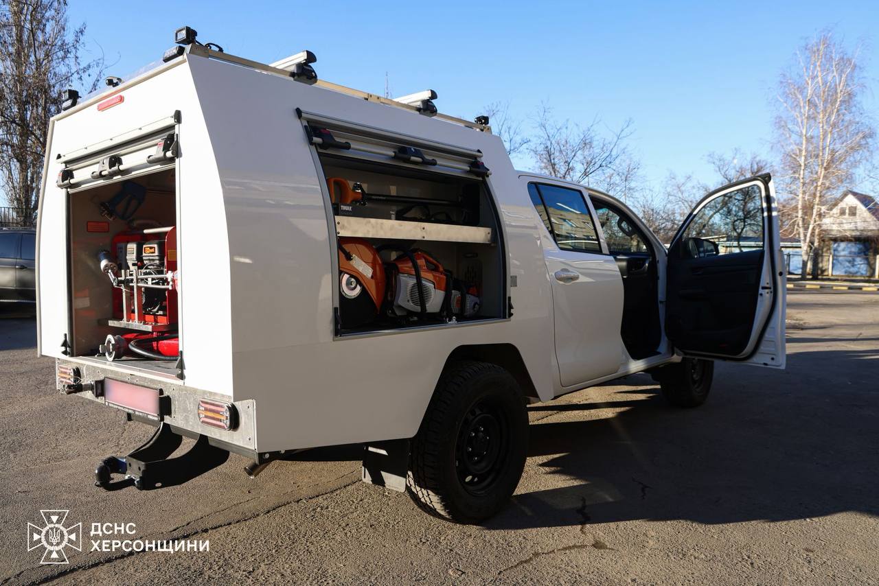Рятувальники Херсонщини отримали новий спецавтомобіль для оперативного реагування