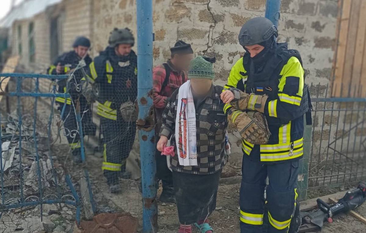 Опинилися у пастці: у Білозерці рятувальники дістали двох людей із обстріляного будинку