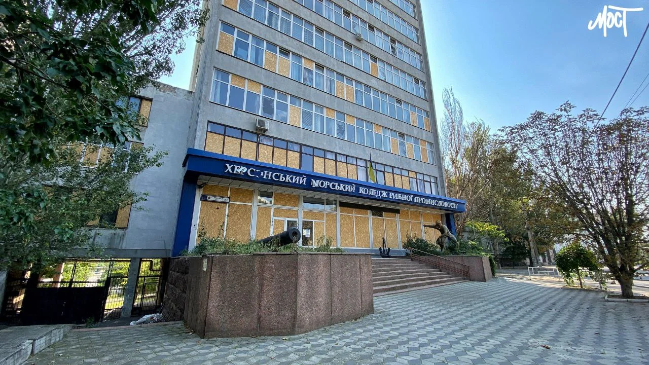 Суд заочно засудив херсонку, яка під час окупації працювала в захопленому морському коледжі