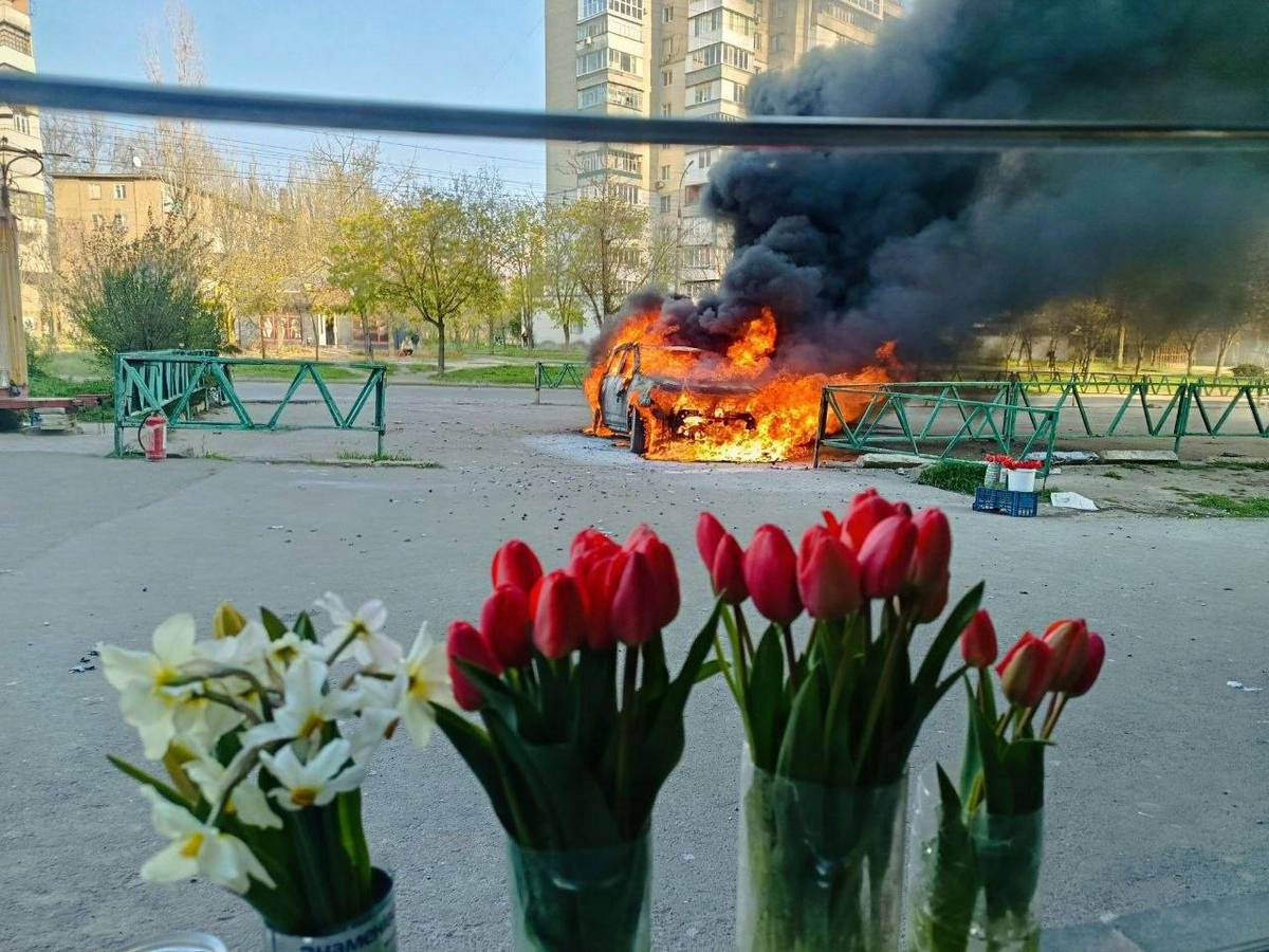 «Роздайте квіти дівчатам»: зворушлива історія після атаки на мікрорайон Шуменський у Херсоні