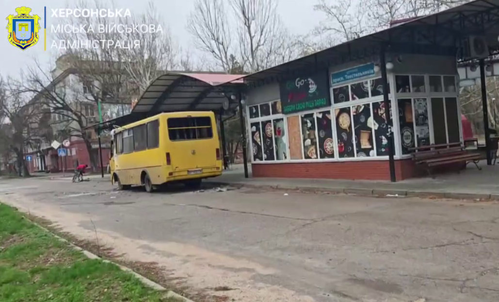 Окупанти скинули вибухівку на маршрутку в Херсоні – 7 поранених, водій у тяжкому стані