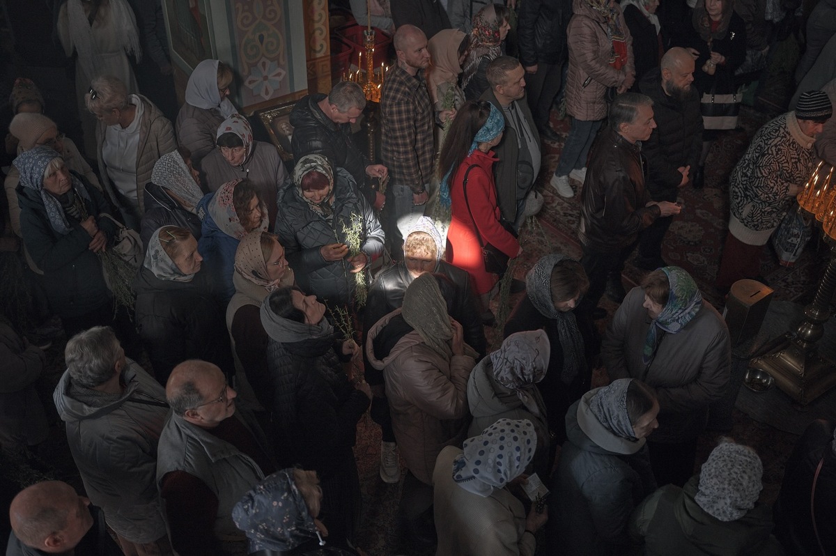 люди в церкві