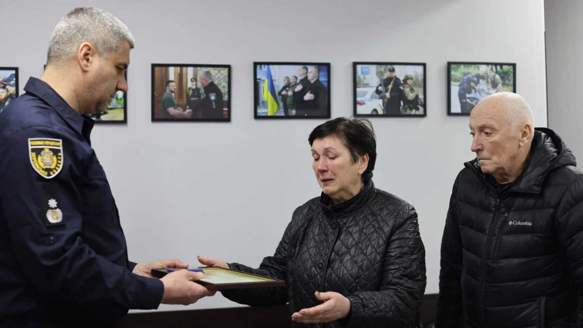 Рідним загиблого поліціянта з Херсона передали державну нагороду