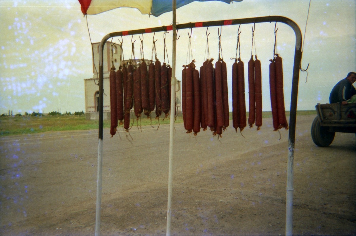 Фотофакт з минулого: тягинські ковбаси купували навіть на трасі