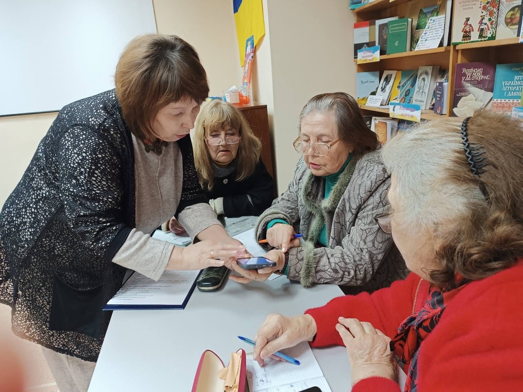 «Смартфон без проблем»: у Херсоні проводять заняття для людей літнього віку