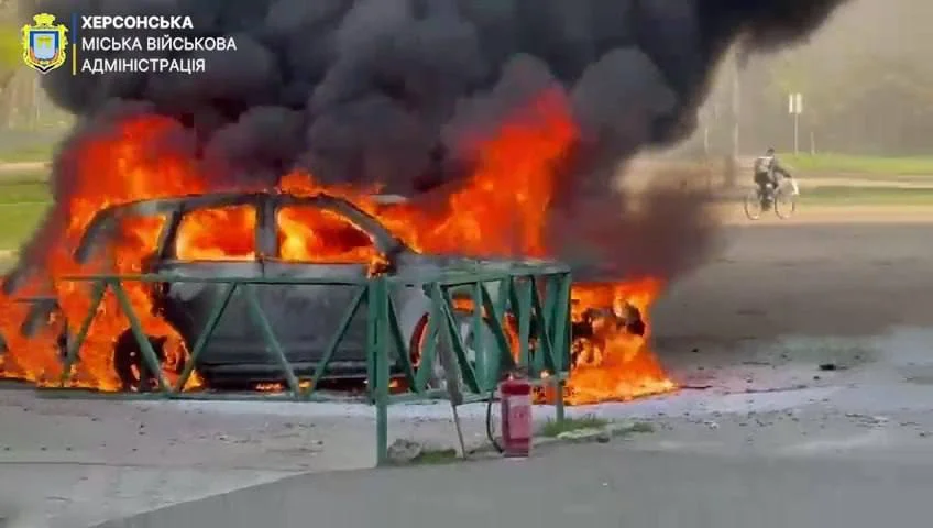 Російські військові знову атакували дроном цивільне авто у Херсоні (ФОТО)