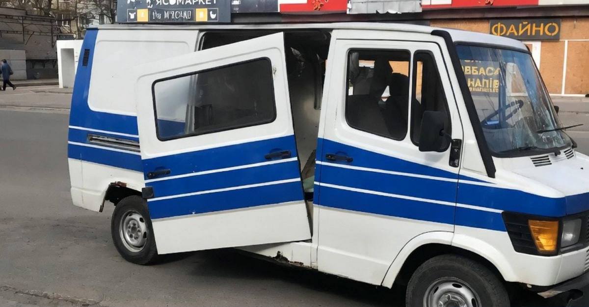 Російські окупанти атакували цивільні автомобілі в Херсоні: відомо про постраждалих