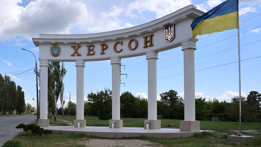 Жест вдячності: родина херсонців щодня приносить квіти до стели на в’їзді в місто
