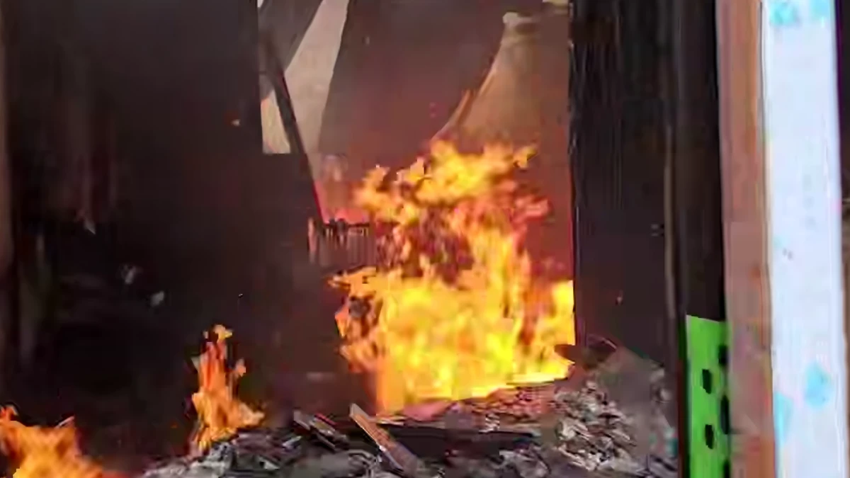 Війська РФ атакували середмістя Херсона, знищені будинки. ВІДЕО