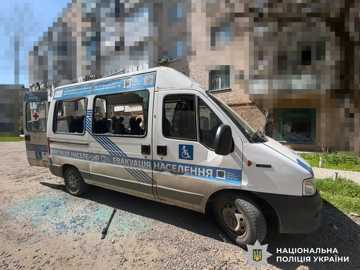 Пошкоджено 30 об’єктів, зокрема 10 автівок: поліція – про наслідки ворожих ударів по Херсонщині