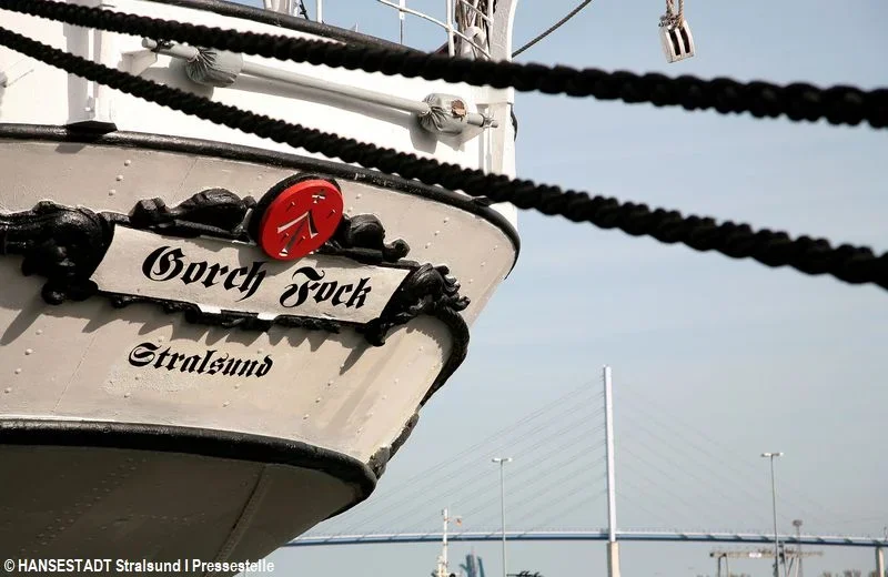 Окупанти продають вкрадений у Херсоні нагрудний знак вітрильника “Товариш”