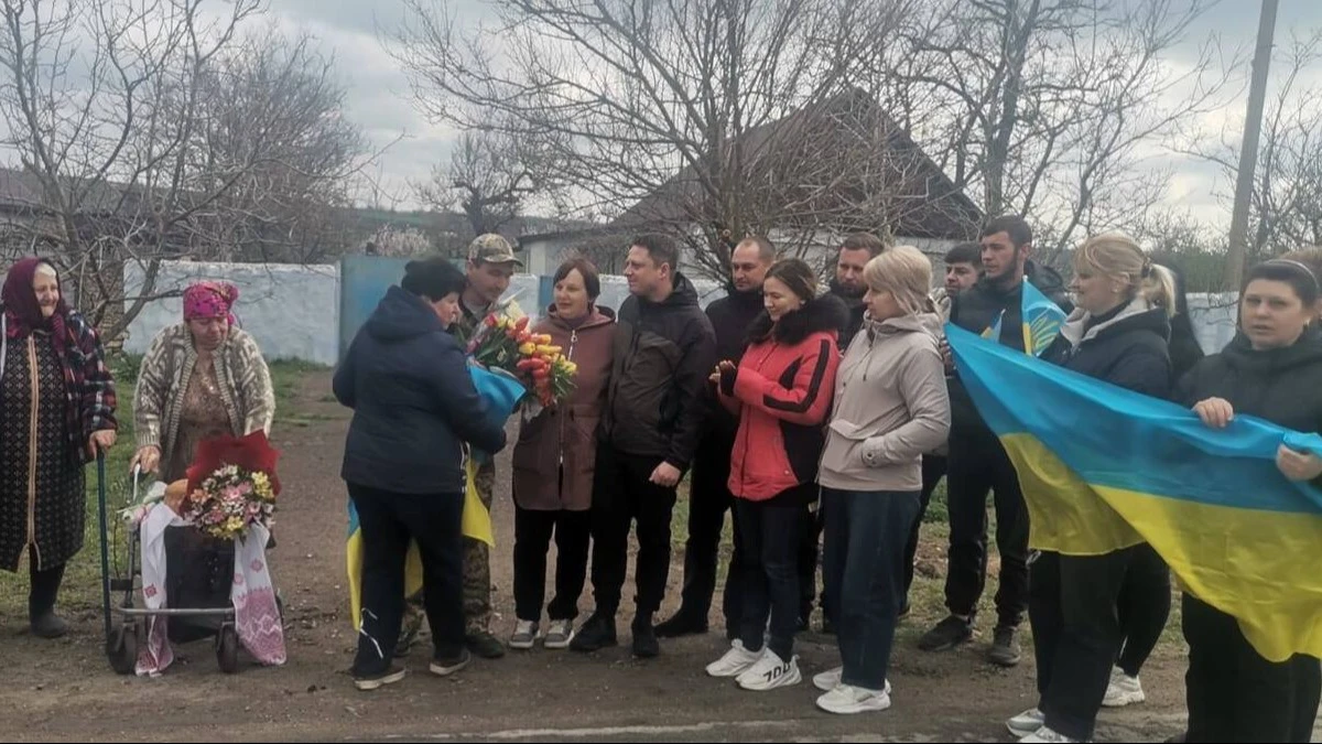 В одній з громад Херсонщини зустріли військового, який повернувся з російського полону