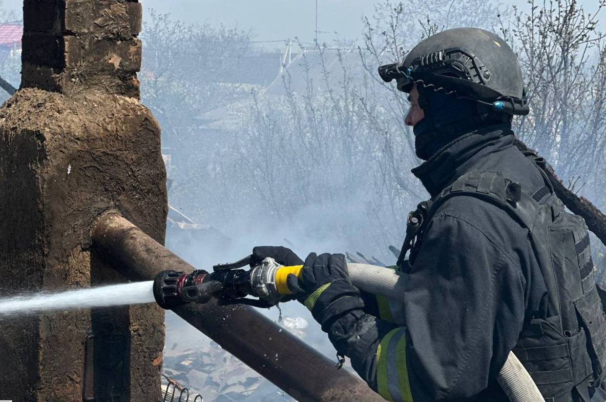Рашисти атакували Комишани з БпЛА: на місці влучання зайнялась пожежа