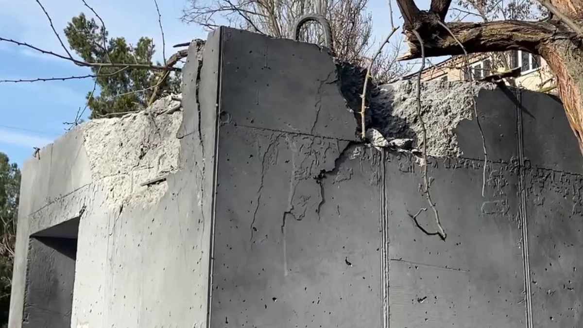 Війська РФ поцілили по зупинці громадського транспорту в Херсоні. ВІДЕО