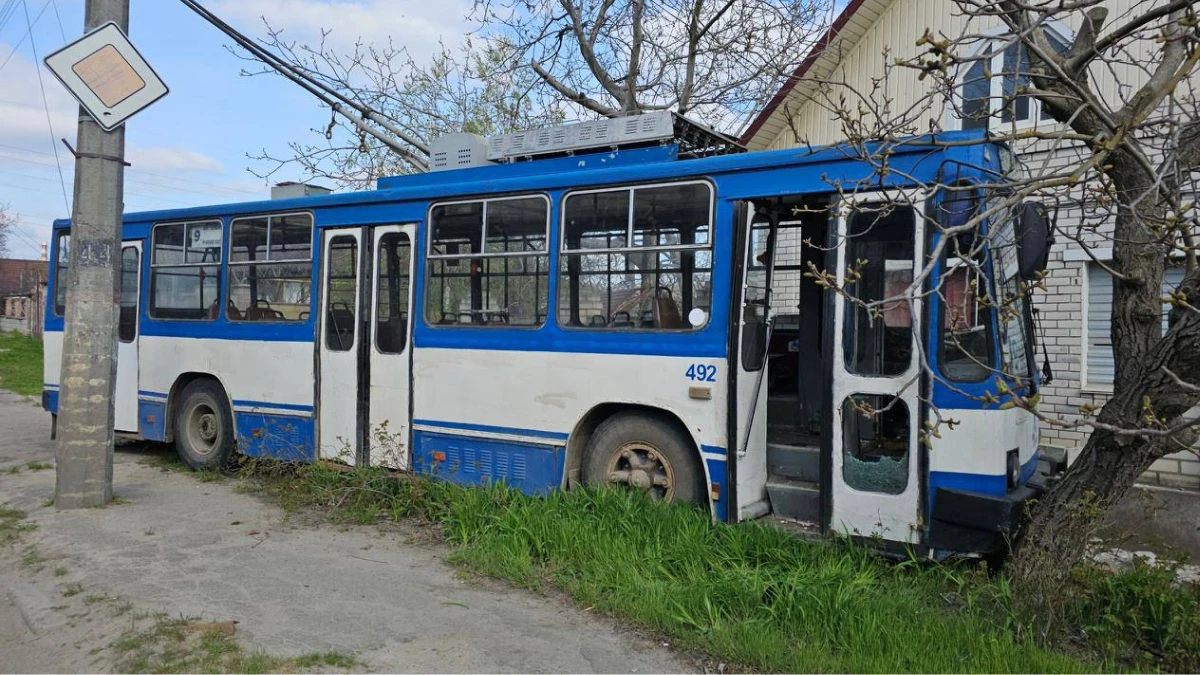 Російський дрон атакував тролейбус у Херсоні