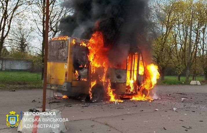 У Херсоні внаслідок російського удару згорів маршрутний автобус (фото)