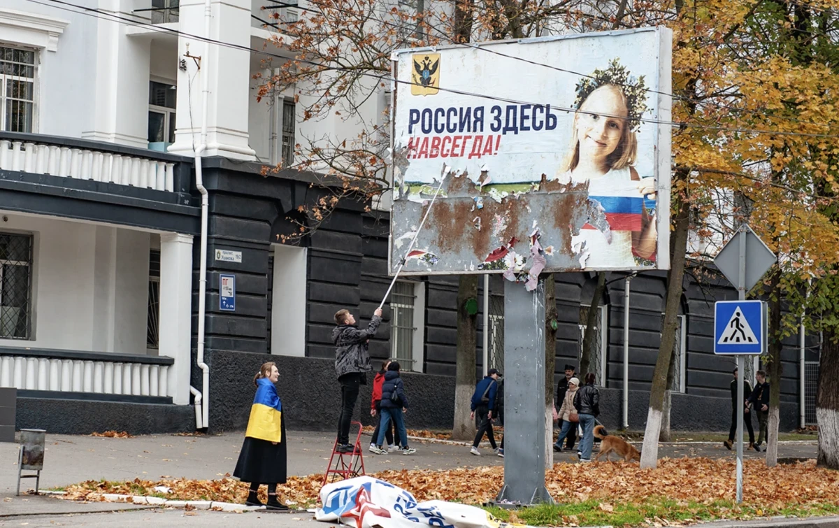 В Україні планують відкрити музей російської пропаганди. Серед експонатів — окупаційні банери з Херсона