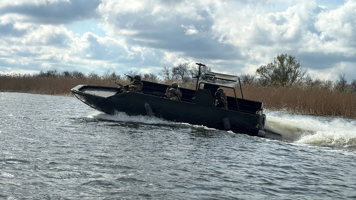 "На воді нікуди сховатися". Як морпіхи евакуюють поранених з лівого берега Дніпра