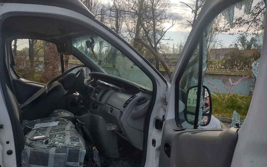 У Херсоні російський дрон атакував волонтерську автівку: поранення отримав водій, який розвозив хліб