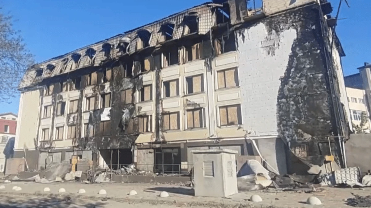 Показали будівлю у середмісті Херсона, яка горіла через російський обстріл. ВІДЕО
