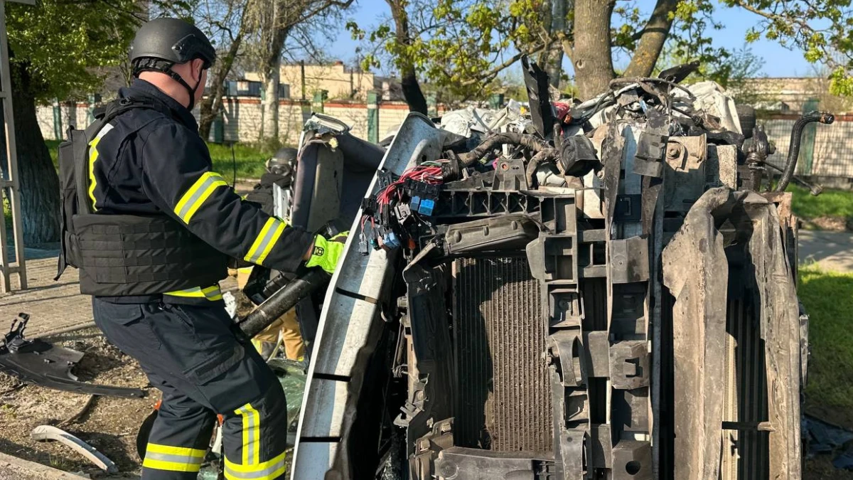 У Херсоні через російську атаку по машині, загинула людина. ФОТО