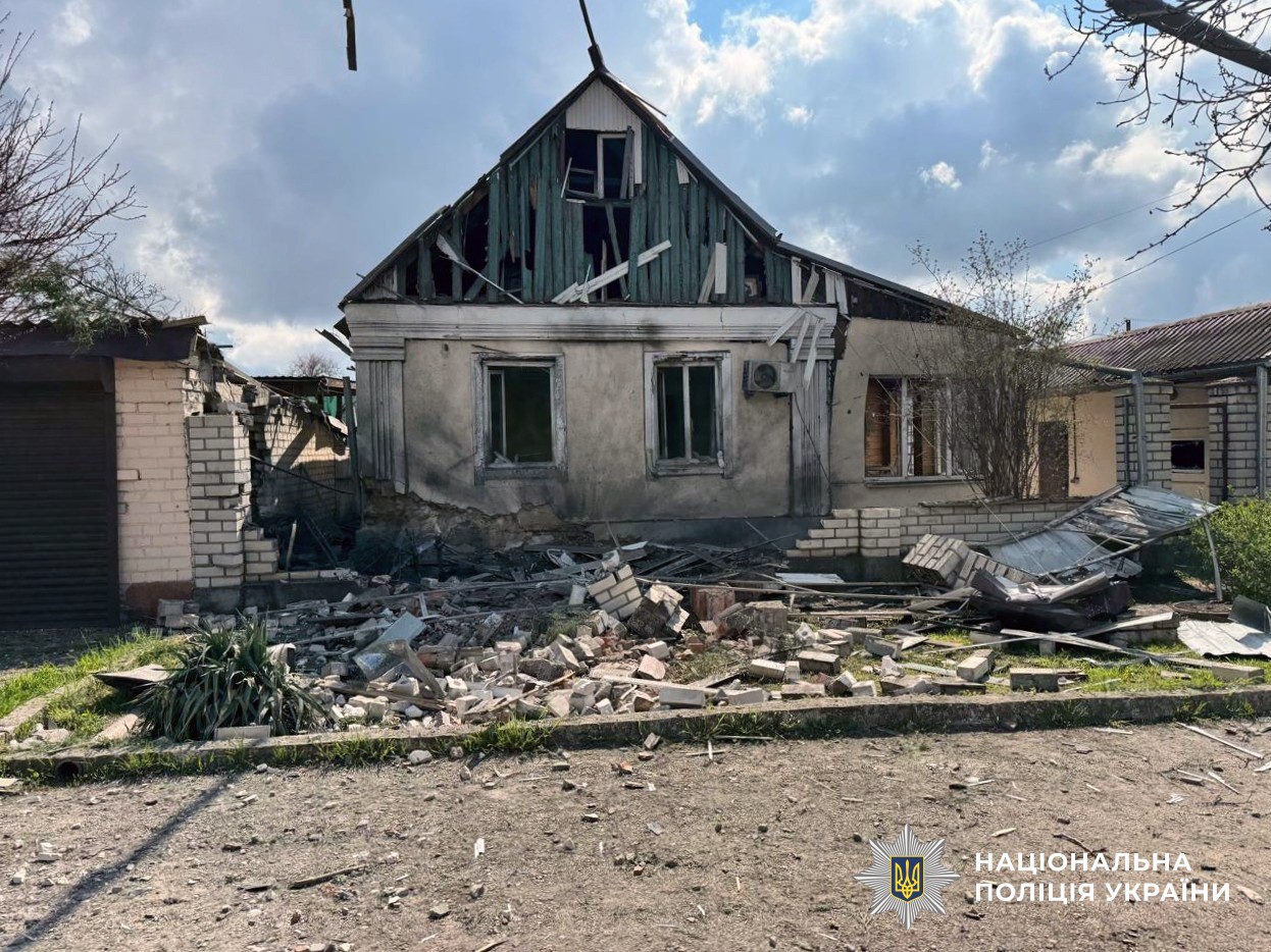 FPV-дрони б’ють по цивільних об’єктах: на Херсонщині атаковано будинки, авто і навчальний заклад (фото)