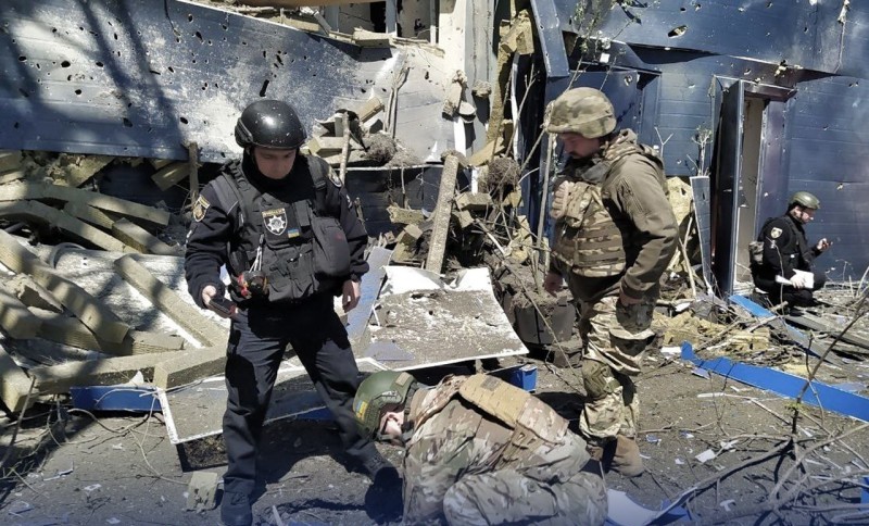 На Херсонщині пошкоджено 10 приватних осель, будівлі лікарні та освітніх закладів: наслідки російських ударів