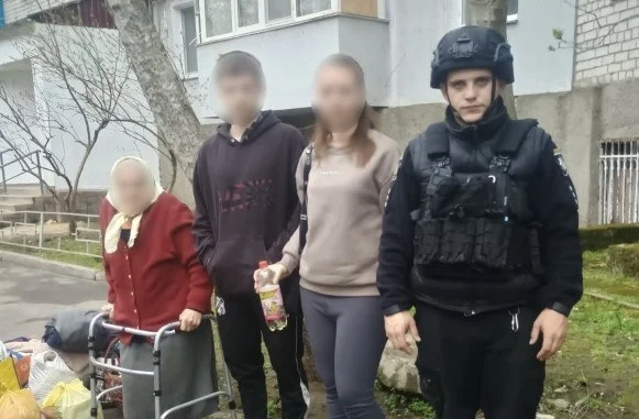 Із обстрілюваного села на Херсонщині евакуювали підлітка та його родину