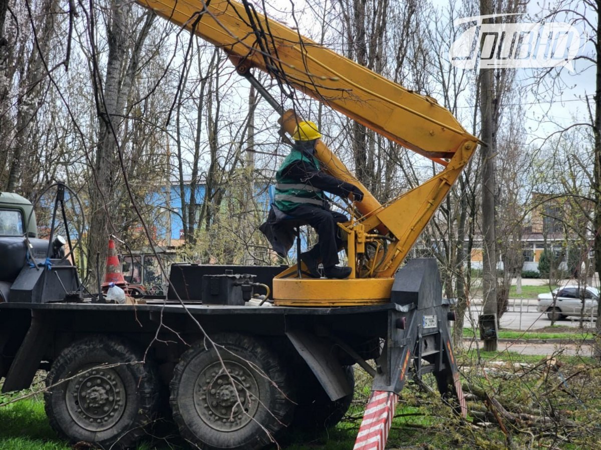 комунальники прибирають вулиці від сухостою