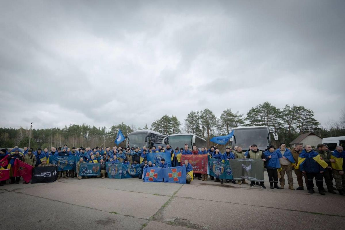 Двоє захисників з Бериславщини повернулися додому після чотирьох років полону