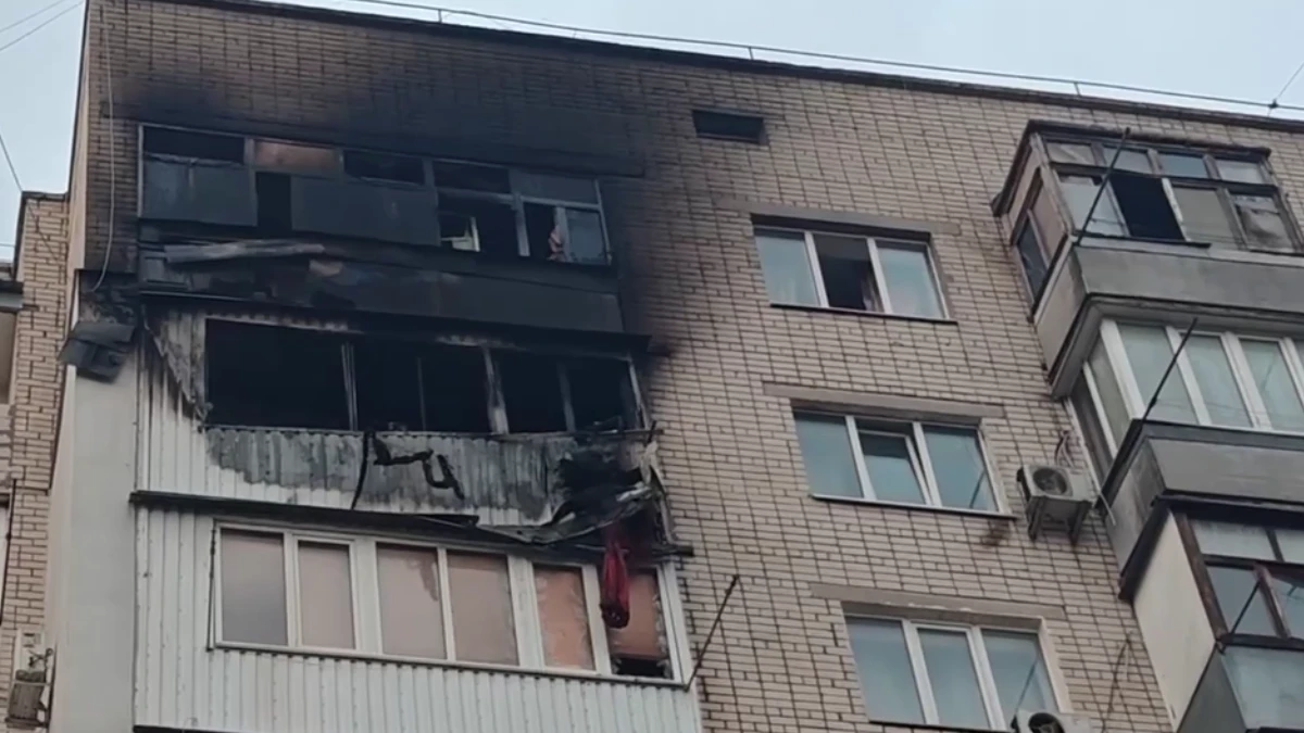 У Херсоні внаслідок російської атаки загорілась квартира. ВІДЕО