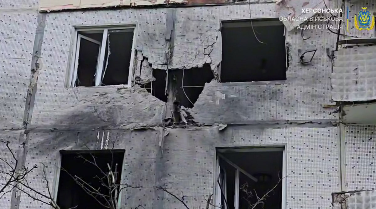 Окупанти обстріляли багатоповерхівку у Херсоні: поранено трьох людей (відео)