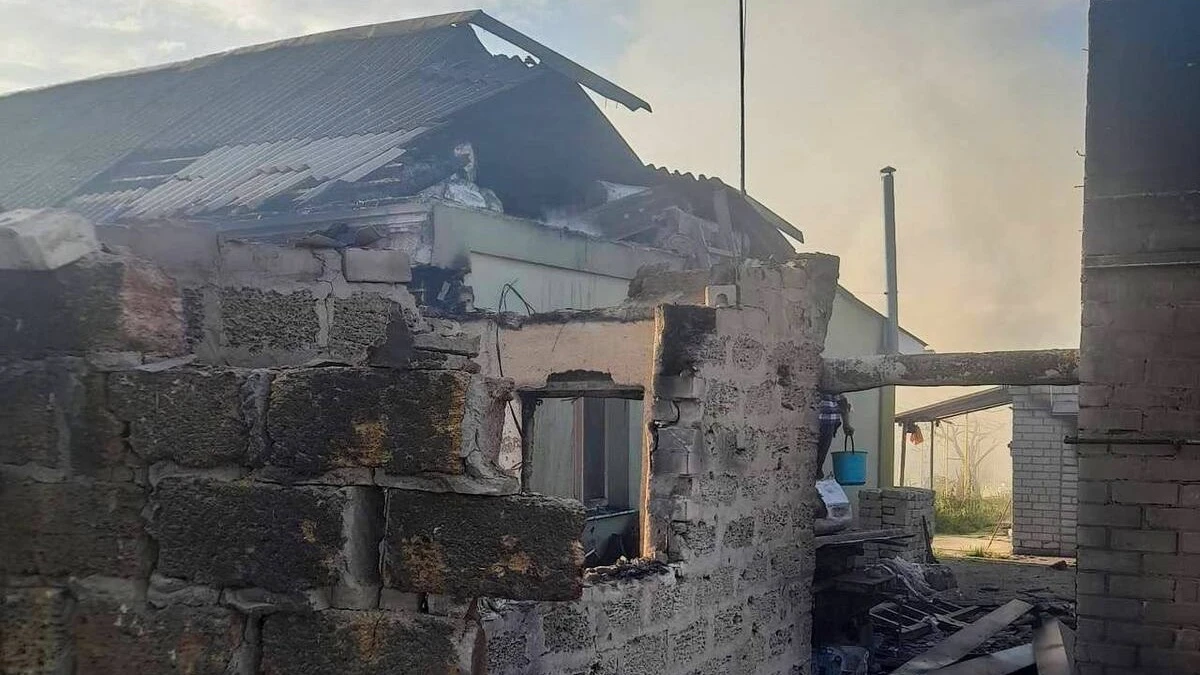 Війська РФ обстріляли селище в передмісті Херсона, пошкоджені будинки та електромережі. ФОТО