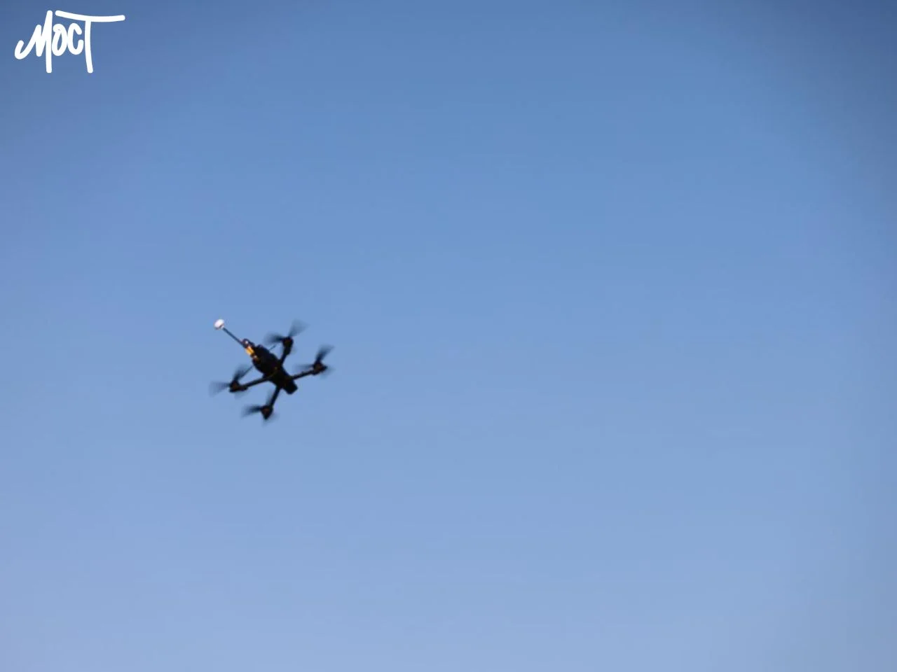 Військові РФ поцілили FPV-дроном по багатоповерхівці у Херсоні (фото)