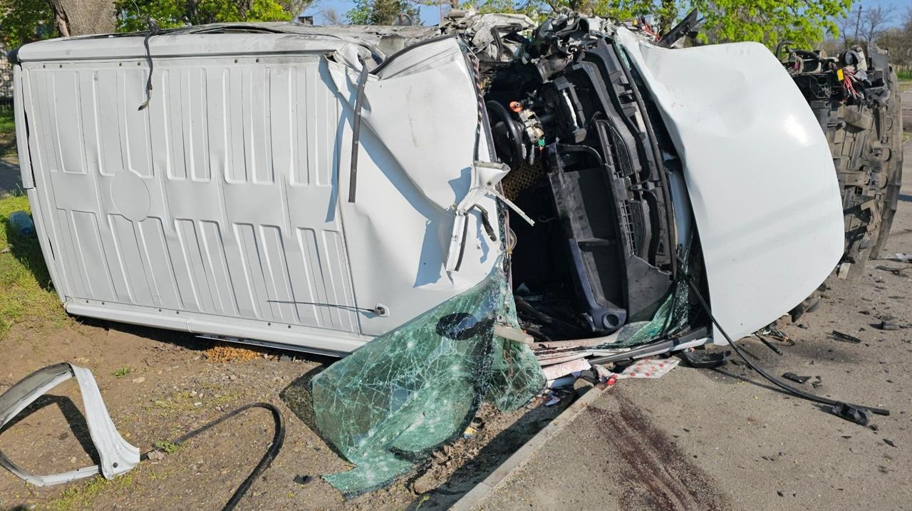 Ворог вдарив по авто у Херсоні: загинув чоловік, ще один – у лікарні