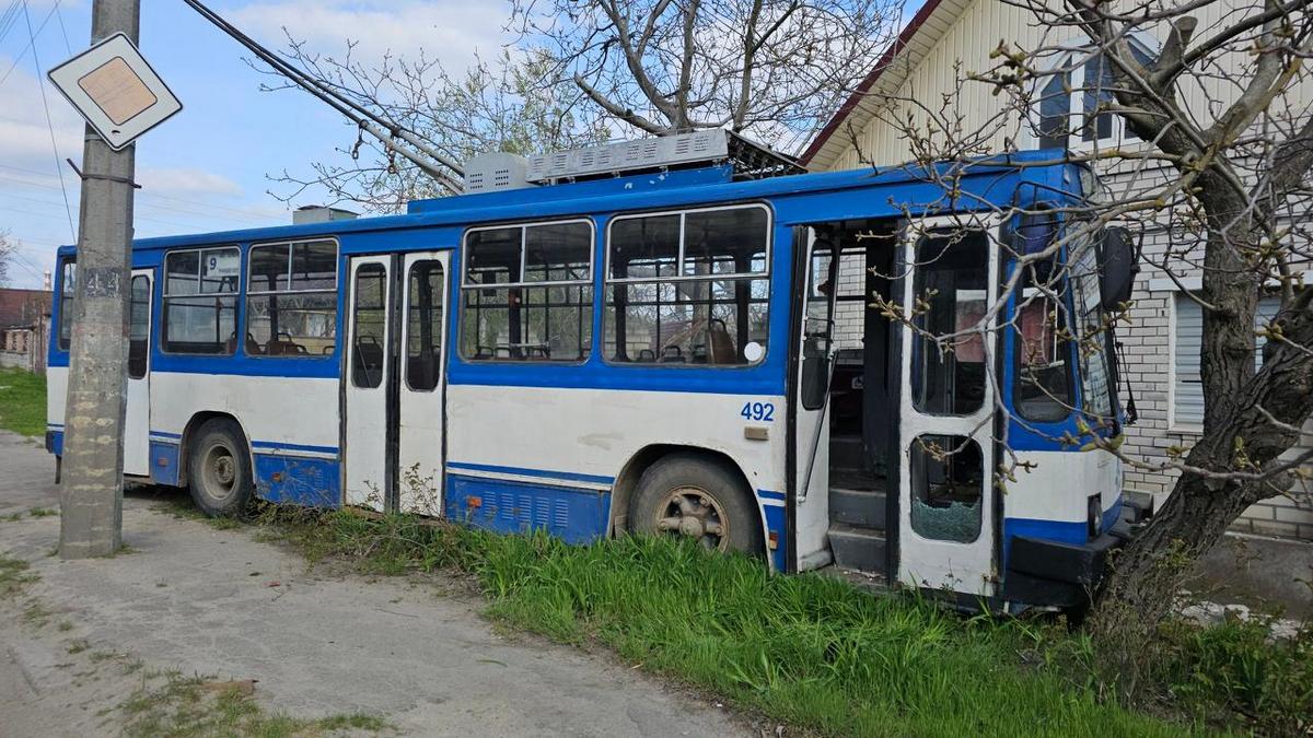 Ворог атакує громадський транспорт у Херсоні: пошкоджено маршрутку й тролейбус – постраждали водії