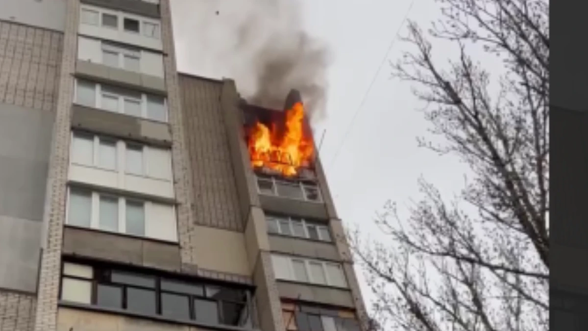 У Херсоні внаслідок російської атаки горить квартира. ВІДЕО