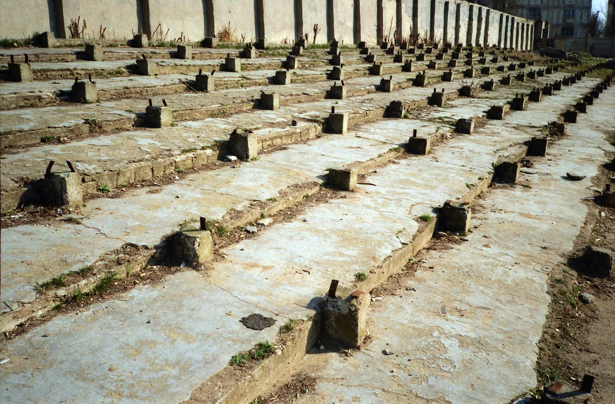 занедбані трибуни стадіону початок 2000х років