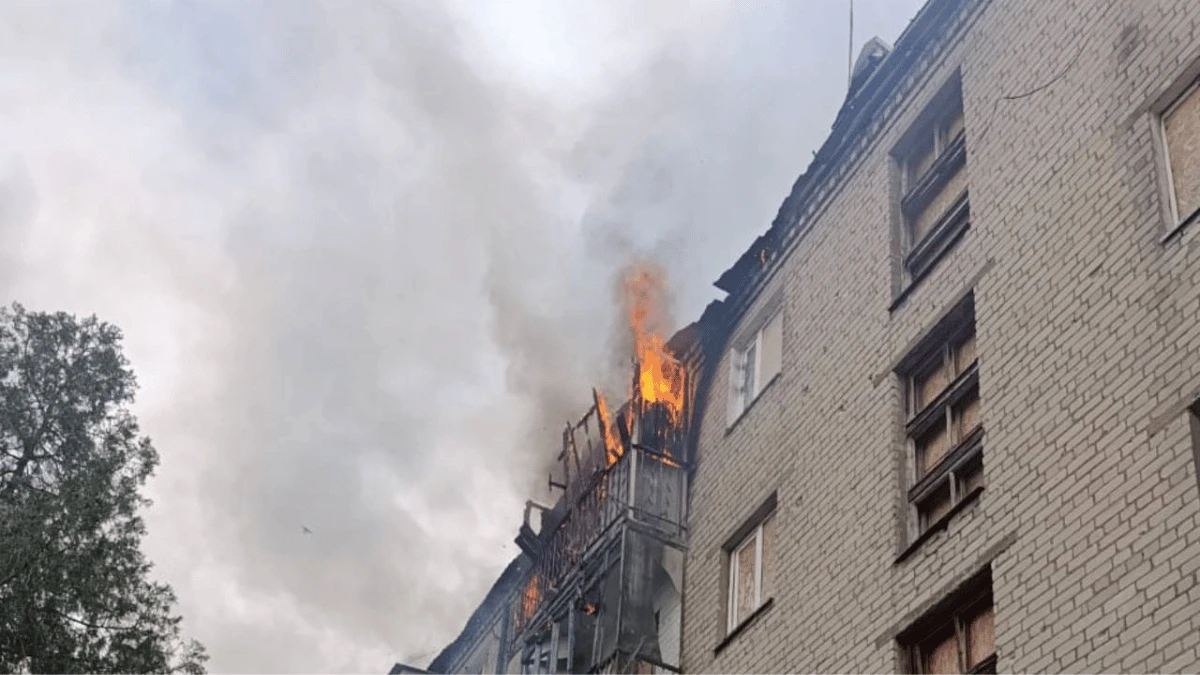 У Херсоні внаслідок атаки дрона загорівся будинок, пожежники врятували людей. ФОТО