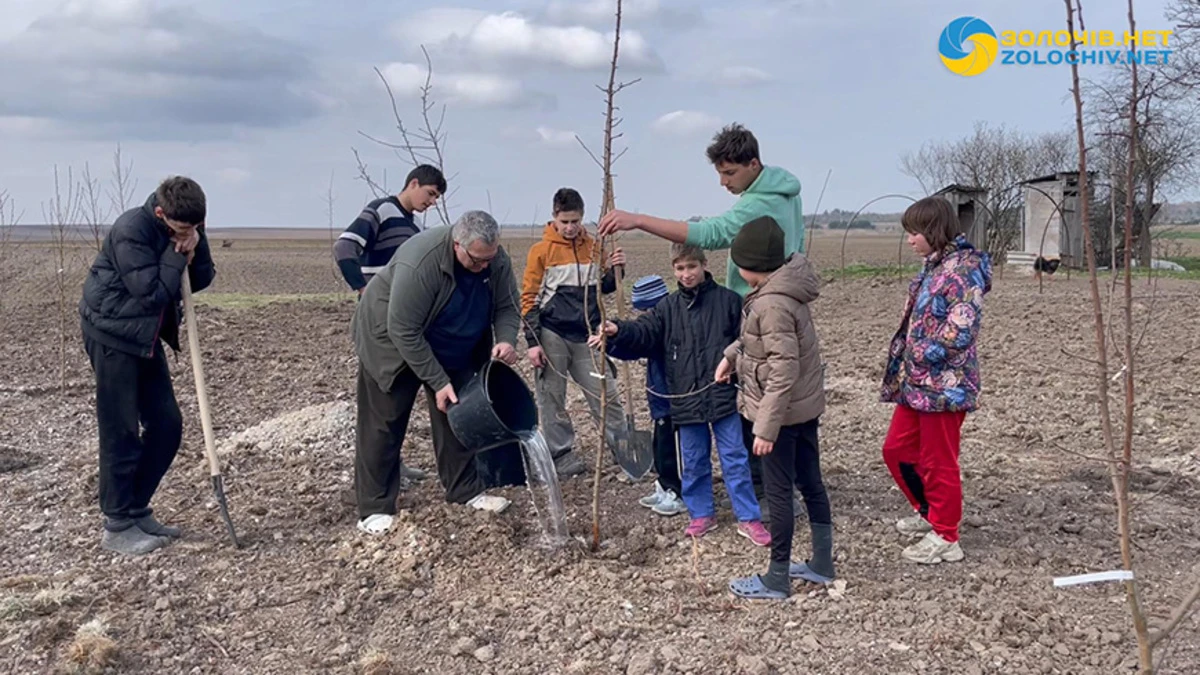 “Мріє вирощувати херсонські кавуни”. Родина з Херсонщини відновлює господарство у Львівській області