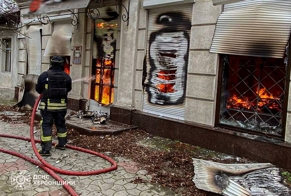 Пожежа в центрі Херсона внаслідок обстрілу – знищено приватні будинки й крамниці (фото, відео)