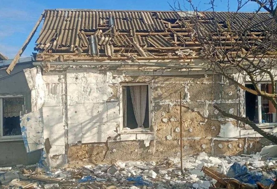 Два будинки згоріли, ще один – пошкоджено: російські терористи вдарили по селу на Херсонщині (фото)