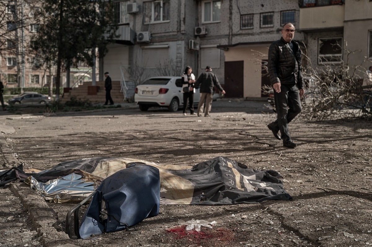 Життя і смерть на вулицях Херсона: фоторепортаж від документалістів Ліберових