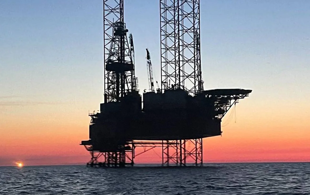 ЗСУ уразили плавучу бурову установку “Сиваш” (відео)