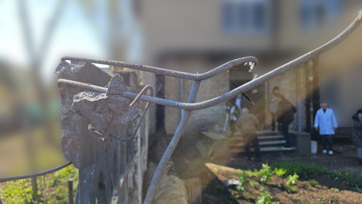 Окупанти атакували лікарню в Херсоні ударним дроном – поранено медпрацівників