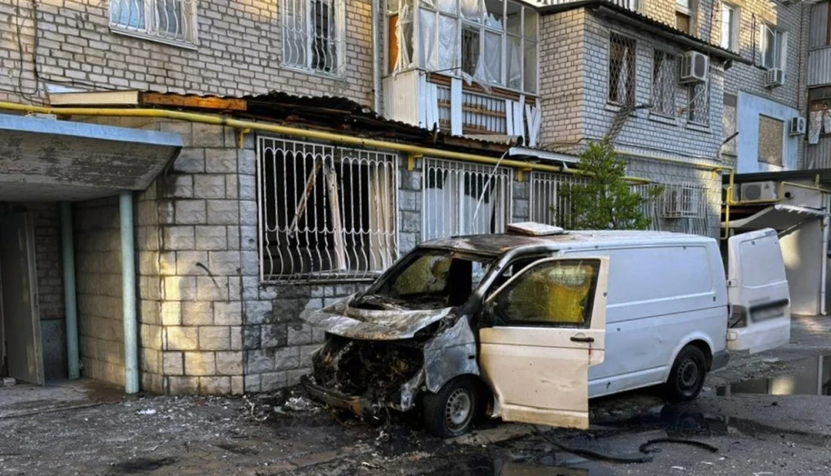 У Херсоні дрон вдарив по цивільному авто. Поранений чоловік