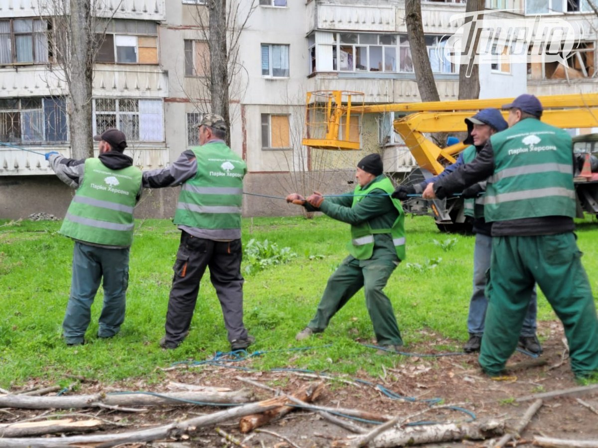 «Бо людям треба вікна ставити й дахи латати»: «Парки Херсона» тримають комунальний фронт