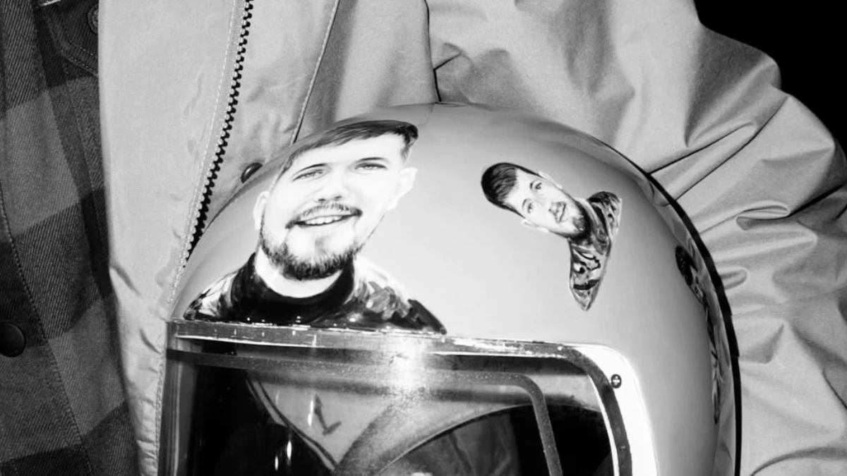 Спортсмен передав родині загиблого Павла Петриченка, який звільняв Херсонщину, шолом із його зображенням